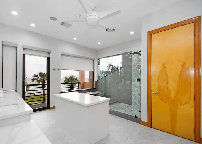 Bay Breeze Estate - Heated Pools, Private Pier & Walk To The Kemah Boardwalk